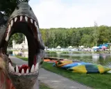Przez paszczę dinozaura widać zamek i basen, a obok leżą kolorowe kajaki. To jedne z magicznych miejsc opolskich.
