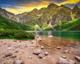 Górskie jezioro Morskie Oko, jedno z najpiękniejszych **ciekawych miejsc w Polsce**, otoczone skalistymi szczytami i zielonymi lasami.