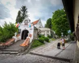 Szukasz pomysłu, gdzie na weekend lubelskie? Sanktuarium Matki Boskiej Kazimierskiej zaprasza. Spacer brukowaną uliczką z wózkiem.
