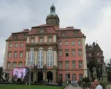 Zamek Książ z wieżą i ekranem LED przed fasadą, na którym wyświetlany jest obraz.