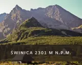 Majestatyczna góra Świnica w Tatrach, 2301 m n.p.m. W dole widać chatkę i zielone zbocza.