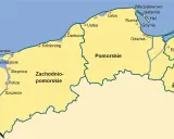Mapa pokazuje miasta portowe w Polsce, takie jak Świnoujście, Kołobrzeg, Gdańsk, Gdynia i Elbląg, leżące w województwach zachodniopomorskim, pomorskim i warmińsko-mazurskim.