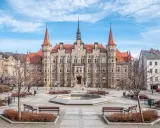 Ratusz w Wałbrzychu, piękny budynek z wieżyczkami, to jedno z miejsc, co zobaczyć w Wałbrzychu.
