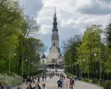 Droga do jasnogórskiego klasztoru, jednego z najważniejszych świętych miejsc w Polsce, prowadzi przez aleję drzew.