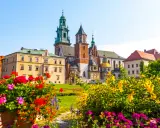 Wawel w Krakowie, jeden z najpiękniejszych zabytków Polski, otoczony kwitnącymi kwiatami.