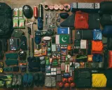 Plecak, śpiwór, odzież, buty, czekan, kijki, raki, kask, okulary, rękawice, apteczka, jedzenie i termos – to wszystko, co zabrać w góry.