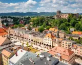 Urokliwy rynek z kolorowymi kamienicami i zamkiem na wzgórzu. Idealne romantyczne miejsca na Śląsku na spacer.