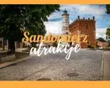 Spacer po brukowanym rynku w Sandomierzu, zabytkowym mieście nad Wisłą, z widokiem na zamek i ratusz.