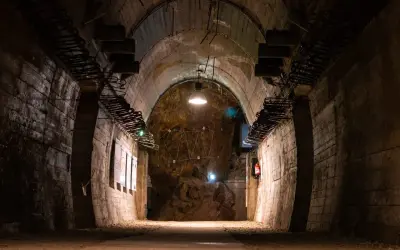 Wnętrze tunelu w kompleksie Riese. Warto zobaczyć surowe ściany, zbrojenia i ekspozycje informacyjne.