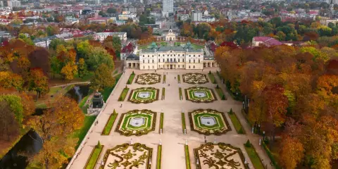 Pałac Branickich w Białymstoku, jeden z najpiękniejszych zabytkowych miast w Polsce, otoczony jesiennym parkiem.