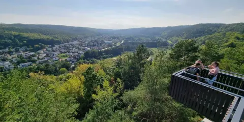 Widok z platformy widokowej na górze Markowca w Rumi. W dole rozciąga się miasto otoczone zielonymi wzgórzami.