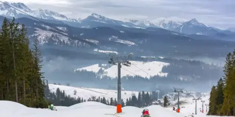 Śniegowe armatki na stoku, kolejka linowa i zaśnieżone góry. Idealne miejsce, gdzie najlepiej na narty w Polsce.