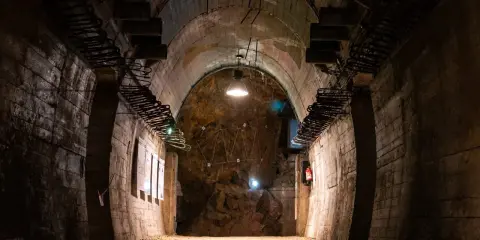 Wnętrze tunelu w kompleksie Riese. Warto zobaczyć surowe ściany, zbrojenia i ekspozycje informacyjne.