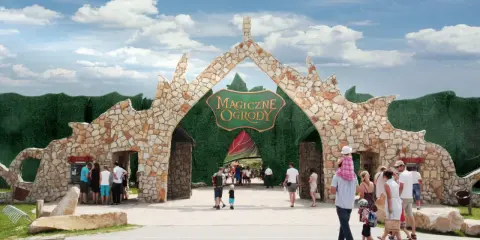 Kamienna brama "Magiczne Ogrody" zaprasza na świetne atrakcje dla nastolatków. Rodziny wchodzą do parku rozrywki.