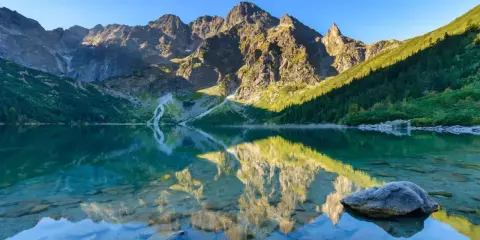 Morskie Oko, perła Tatr, zachwyca o każdej porze roku. To miejsce, co warto zobaczyć w Tatrach, oferuje niesamowite widoki i spokój.
