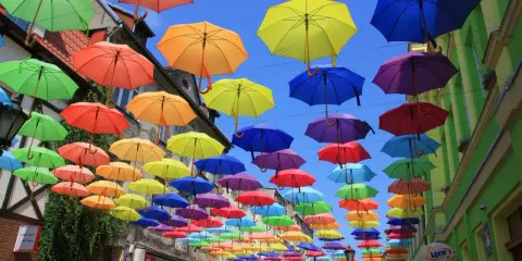 Kolorowe parasole nad ulicą tworzą magiczną atmosferę, jedną z wielu atrakcji Połczyna-Zdroju.