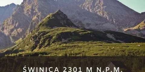 Majestatyczna góra Świnica w Tatrach, 2301 m n.p.m. W dole widać chatkę i zielone zbocza.