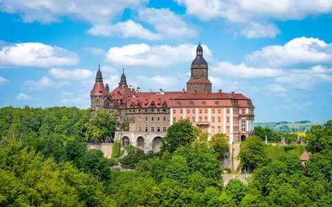 Zamek Książ, jeden z najlepszych zamków w Polsce, wznosi się dumnie wśród zieleni.