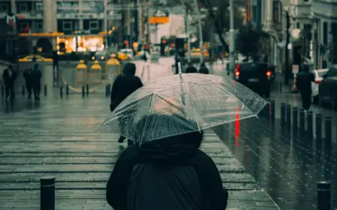 Deszczowy dzień w mieście. Nawet w taką pogodę można znaleźć ciekawe **ciechanów atrakcje dla dzieci**, np. wesołe miasteczko pod dachem.