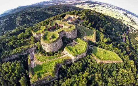 Forteca Srebrna Góra, jedno z najciekawszych miejsc na Dolnym Śląsku, góruje nad lasami.