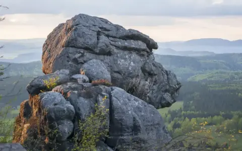 Gigantyczne skały na tle zielonych dolin. Góry Stołowe w zachodzącym słońcu, tworzące niezwykły krajobraz.