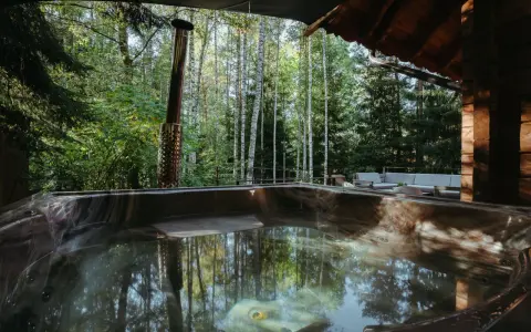 Relaks w jacuzzi w otoczeniu lasu, idealne miejsce na aloha camp.