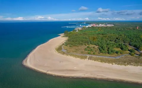 Piękna plaża i las na Helu. Warto zobaczyć to miejsce, gdzie morze spotyka się z zielenią.