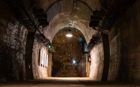 Wnętrze tunelu w kompleksie Riese. Warto zobaczyć surowe ściany, zbrojenia i ekspozycje informacyjne.
