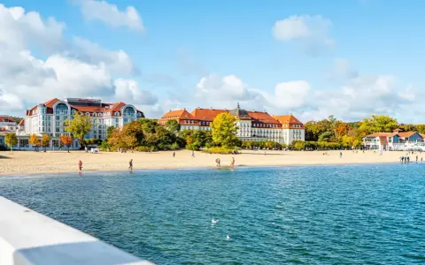 Sopot – piękne, ciekawe miejsca w Polsce na jednodniowy wypad. Spacer po plaży i widok na zabytkowe hotele.