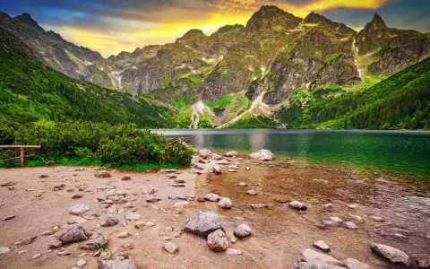 Górskie jezioro Morskie Oko, jedno z najpiękniejszych **ciekawych miejsc w Polsce**, otoczone skalistymi szczytami i zielonymi lasami.