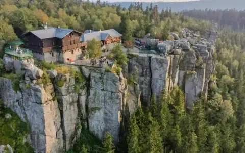 Schronisko na skalnej półce, idealne na pierwsze górskie wędrówki. Widok zapiera dech w piersiach, a ścieżki są dostępne dla każdego.