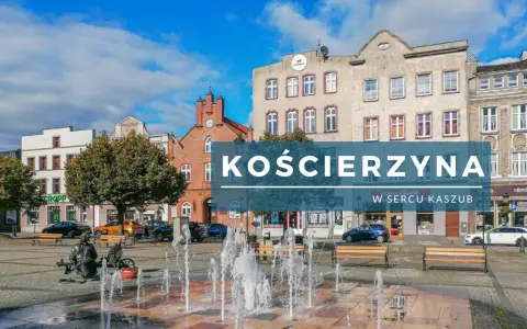 Kościerzyna rynek z fontanną i ławkami, otoczony kamienicami.