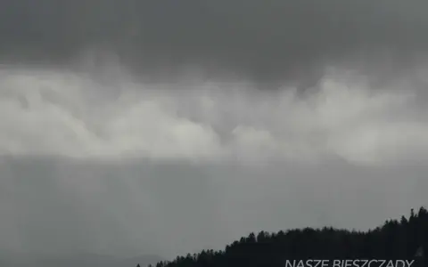 Mroczne chmury nad Bieszczadami zapowiadają deszcz. Nawet w taką pogodę Wetlina oferuje atrakcje, np. spacer po lesie.
