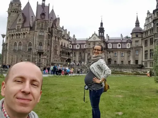 Szukacie pomysłu, gdzie na wakacje w ciąży w Polsce? Zamek Książ to idealne miejsce na spokojny wypoczynek i piękne wspomnienia.