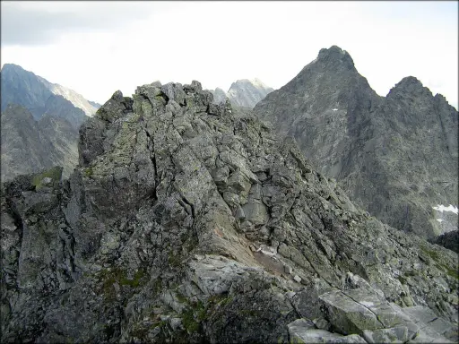 Surowe, skaliste szczyty w tatrach polskich powyżej 2000 m. Majestatyczne góry, surowa przyroda.