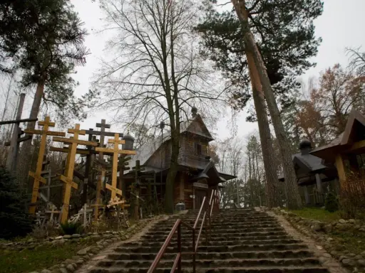 Kamienne schody prowadzą do drewnianej cerkwi otoczonej lasem i licznymi krzyżami. To miejsce, gdzie pielgrzymi szukają ukojenia, jak grabarka uzdrowienia.