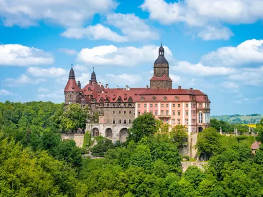 Zamek Książ, jeden z najlepszych zamków w Polsce, wznosi się dumnie wśród zieleni.