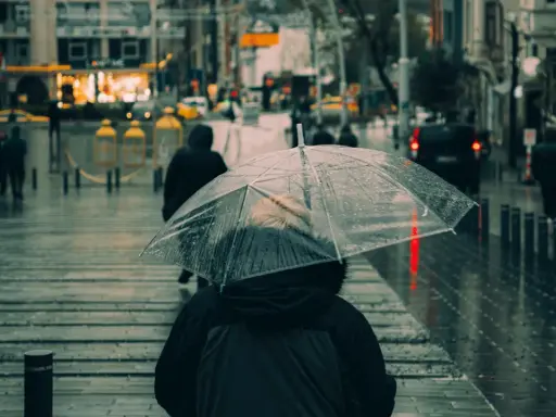 Deszczowy dzień w mieście. Nawet w taką pogodę można znaleźć ciekawe **ciechanów atrakcje dla dzieci**, np. wesołe miasteczko pod dachem.