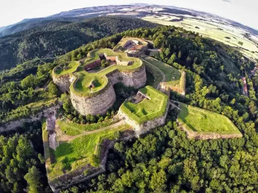 Forteca Srebrna Góra, jedno z najciekawszych miejsc na Dolnym Śląsku, góruje nad lasami.