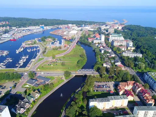 Widok z lotu ptaka na port jachtowy i miasto. Idealne miejsce na jednodniowe wycieczki zachodniopomorskie.
