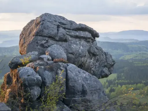 Gigantyczne skały na tle zielonych dolin. Góry Stołowe w zachodzącym słońcu, tworzące niezwykły krajobraz.