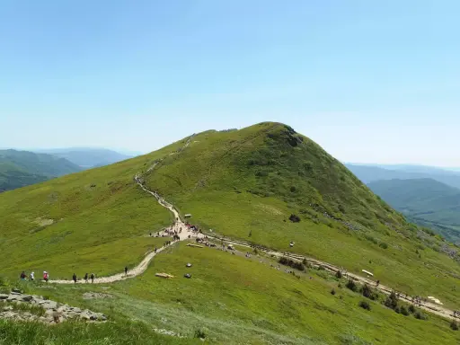 Tarnica, najwyższy szczyt Bieszczad, przyciąga tłumy turystów. Widok z jej wysokości zapiera dech w piersiach.
