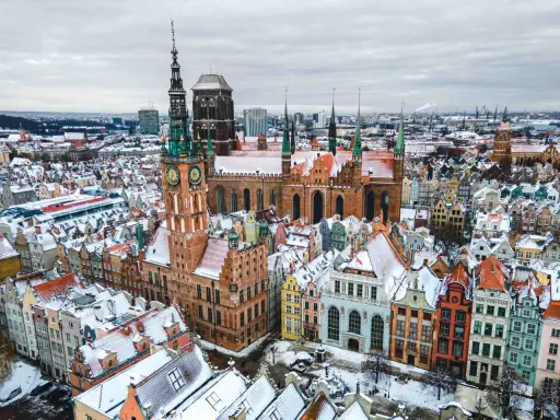 Zimowy Gdańsk zachwyca! Ratusz i Bazylika Mariacka w śnieżnej scenerii to idealne gdańsk atrakcje dla dorosłych, szukających piękna i historii.