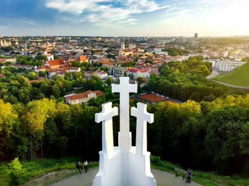 Góra Trzech Krzyży w Wilnie góruje nad miastem, oferując zapierającą dech w piersiach panoramę. Wysokość tego monumentu pozwala podziwiać architekturę i zieleń.