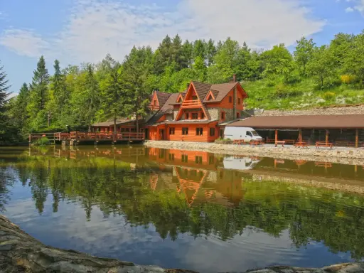 Drewniany pensjonat nad jeziorem, idealne miejsce na tani wyjazd na weekend.