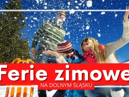 Rodzina rzuca śnieżkami na tle zaśnieżonych gór. Cieszcie się feriami zimowymi 2026 dolnośląskie!