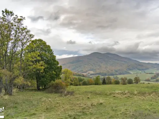 Jesienne Bieszczady, chmury nad górami. Co robić w Bieszczadach, gdy pada? Podziwiać widoki, szukać schronienia w karczmie.