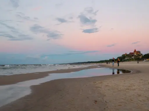 Zachód słońca nad morzem w Łebie. Spacer po plaży, romantyczne widoki, idealne łeba atrakcje dla dorosłych.