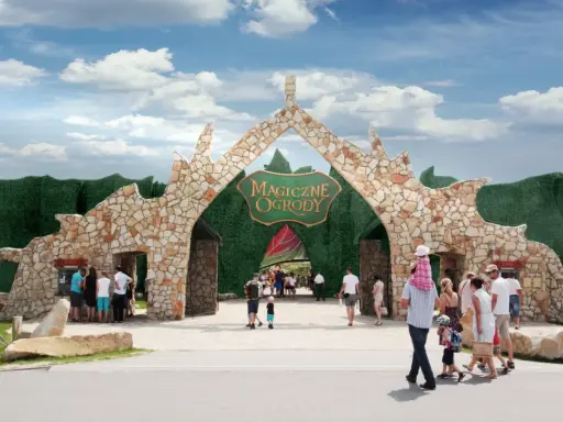 Kamienna brama "Magiczne Ogrody" zaprasza na świetne atrakcje dla nastolatków. Rodziny wchodzą do parku rozrywki.