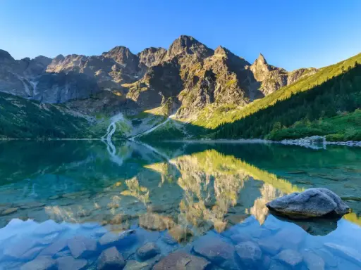 Morskie Oko, perła Tatr, zachwyca o każdej porze roku. To miejsce, co warto zobaczyć w Tatrach, oferuje niesamowite widoki i spokój.